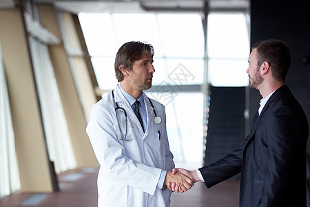 医生与病人握手保健实验室男性办公室医师卫生职业医院顾问访问图片
