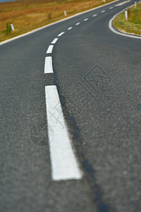 穿越绿地的道路土地爬坡路线农村晴天旅行交通自由蓝色风景图片