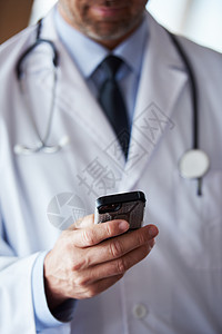 医生手机使用手机的医生诊所实验室互联网办公室笔记本男人头发电脑成人细胞背景