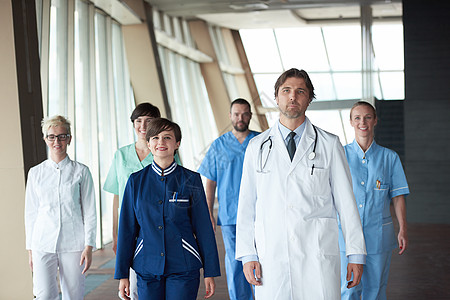 医生小组步行擦洗男人女士团队运动建筑护士保健门厅女性图片