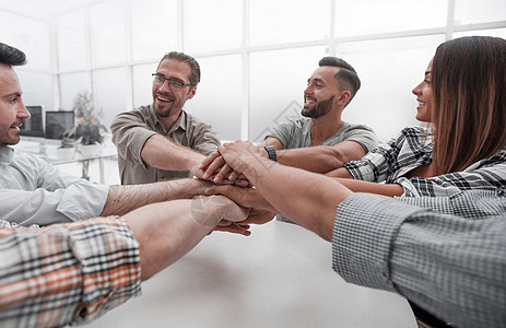 商业团队在办公桌前将手掌折叠在一起职员男人团体公司管理人员力量人士伙伴联盟圆圈图片