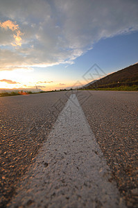 美丽日落的乡村田径冒险赛道路线农村天空阳光草地自然地平线国家植物图片