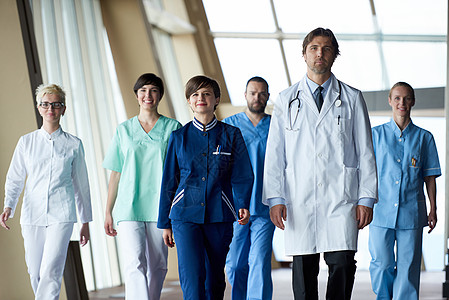 医生小组步行男性药品团体医院男人门厅外科职员窗户生态图片