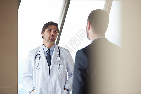 医生与病人握手保健医师考试男性男人访问实验室办公室药品外套图片