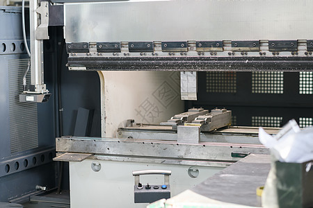 在CNC液压刹车上与金属板一起工作金属机械工程师安全工厂职业盘子作坊操作员床单图片