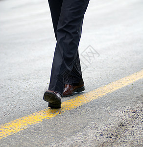 商务人士在黄线上行走沥青街道运动风险成人套装身体平衡男人工作图片