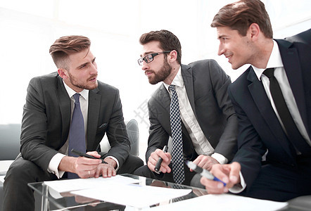 A 讨论新合同条款的商业伙伴的商营伙伴男人商务专业人员成人助手金融男性战略经理文档图片