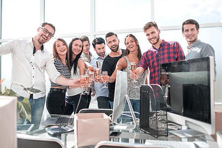 站在新办公室的笑笑商业团队同事派对人士女性交易商务酒精喜悦幸福男人图片