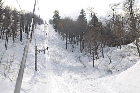 滑雪电梯行动爬坡滑雪者冒险空气椅子速度滑雪板蓝色运动图片