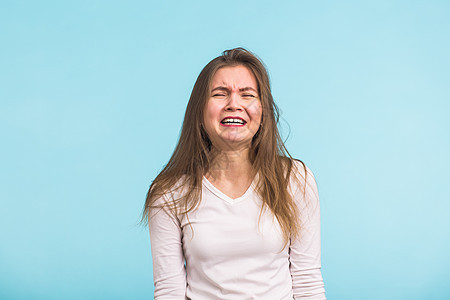 一个悲伤的美丽的女人在哭泣挫折成人压力头发女士蓝色女性寂寞学生手帕图片