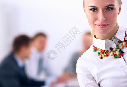 一位在办公室工作的年轻女子的画像 她拿着文件夹 一名年轻女子的画像 女商务人士图表样本建筑师机动性设计师房子装修桌子椅子风格图片