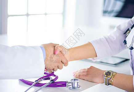 年轻医务人员在办公室握手医院男性保健助手伙伴病人从业者医生处方商业图片