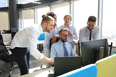 一群穿着正装的年轻现代人在创意办公室工作时使用现代技术业务电脑解决方案地点商务头脑员工营销休闲同事图片