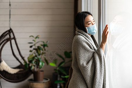 生病的亚洲女人住在家中 与食肉19号隔绝 戴面罩 向窗外看望 渴望到外面去温度房子肺炎痛苦疾病毯子发烧流感疼痛女孩图片