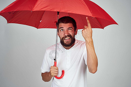 保护长胡子男子免受雨雨红伞下光灯背景影响领带男性棕色套装天气白衬衫喜悦高架人士成人图片