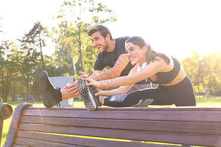 快乐的一对年轻夫妇一起在公园里玩耍 做伸展练习运动员运动青年女性速度男人训练自由团队身体图片