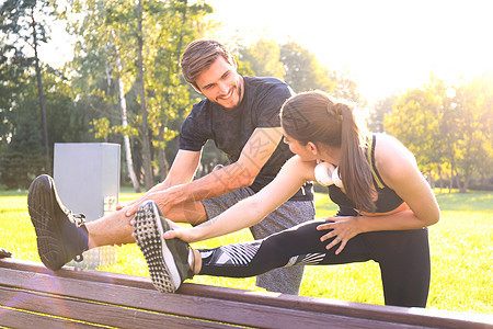 快乐的一对年轻夫妇一起在公园里玩耍 做伸展练习团队男人空气太阳跑步男性速度成人青年朋友们图片
