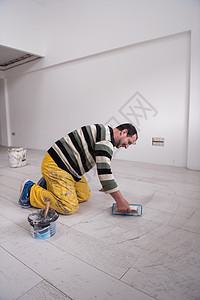 填满陶瓷木效应砖间间空间的提架地板陶瓷工具漂浮制品房子地面浴室装修修理工图片