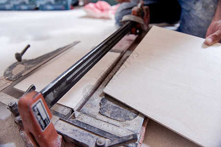 裁剪陶瓷木效应砖的工人瓦工胶水建筑承包商层压木匠工作安装机器锤子图片