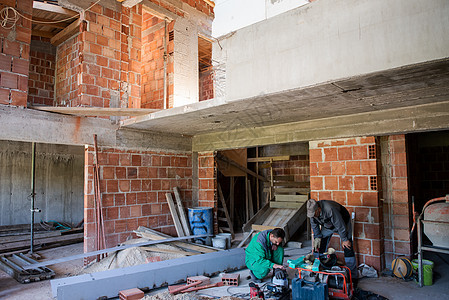 建筑工地内部的工人情况团队工作房间公寓材料房子财产装修墙壁进步图片