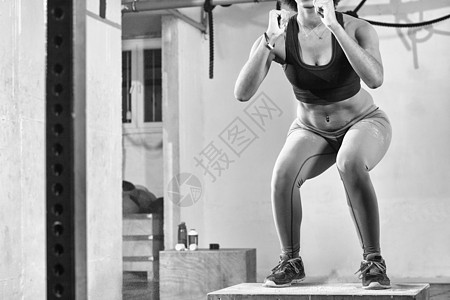 黑人女子在健身房跳箱跳俱乐部运动运动员成人女士奉献运动装力量灵活性耐力图片