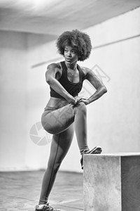 黑人女子正准备在健身房跳箱跳活力女士运动装力量女性肌肉活动女孩运动奉献图片