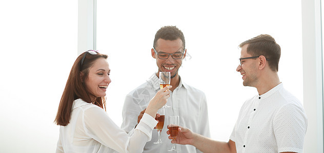 商业团队把葡萄酒杯连在一起交易职员幸福酒精同事公司蓝图男人庆典办公室图片