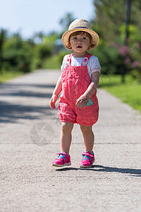小女孩在夏天公园跑来跑去活动跑步女性幸福女孩姐姐孩子幼儿园快乐女儿图片