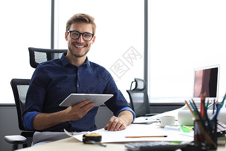 年轻的现代商务人士坐在办公室里工作时使用数字平板电脑创新解决方案地点白领男人企业家投资智力男性商务图片