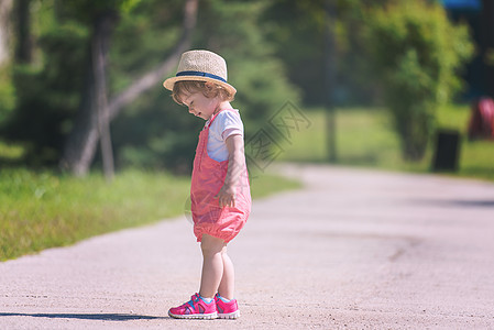 小女孩在夏天公园跑来跑去帽子女儿微笑友谊孩子们童年快乐女性跑步喜悦图片