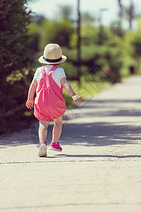 小女孩在夏天公园跑来跑去帽子女性活动跑步童年孩子女儿友谊幸福姐姐图片