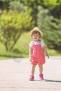 小女孩在夏天公园跑来跑去幸福女儿活动快乐幼儿园朋友们姐姐女性女孩晴天图片