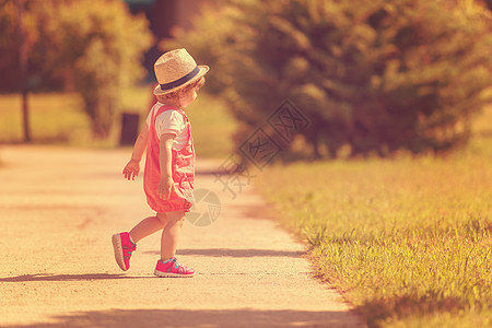 小女孩在夏天公园跑来跑去友谊喜悦乐趣快乐姐姐活动闲暇幼儿园团队童年图片