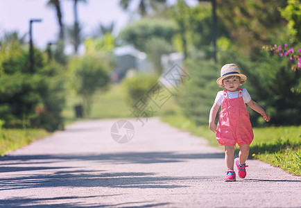 小女孩在夏天公园跑来跑去朋友们女性喜悦童年快乐闲暇团队幸福帽子女儿图片