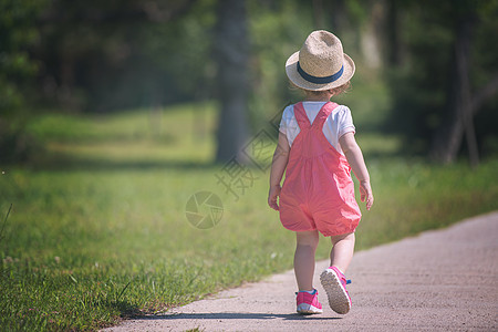 小女孩在夏天公园跑来跑去微笑孩子们乐趣孩子女儿姐姐童年女孩跑步女性图片