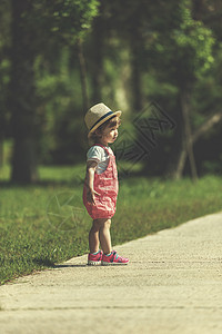 小女孩在夏天公园跑来跑去童年团队微笑喜悦友谊快乐孩子朋友们幼儿园女儿图片