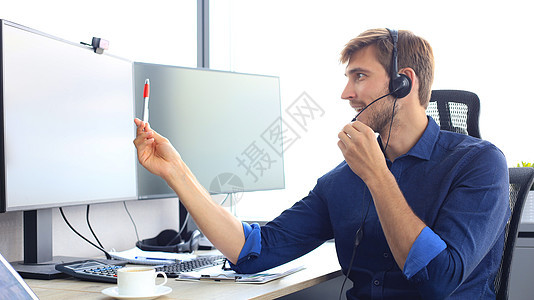 年轻男性客户快乐地支持执行官在办公室工作热线求助商务帮助助手顾问顾客服务操作员电话图片