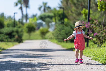 小女孩在夏天公园跑来跑去女儿帽子微笑幼儿园友谊孩子孩子们跑步童年姐姐图片