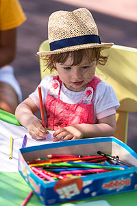 3d画小女孩画着色彩多彩的图片辫子女孩幼儿园艺术教育快乐阳光时间学校桌子背景