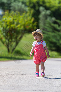 小女孩在夏天公园跑来跑去乐趣朋友们女儿活动童年幸福闲暇幼儿园姐姐女孩图片