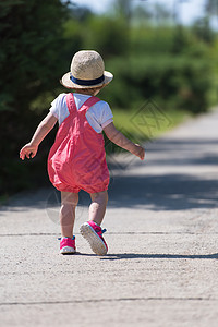 小女孩在夏天公园跑来跑去闲暇跑步乐趣姐姐友谊童年朋友们微笑喜悦女性图片