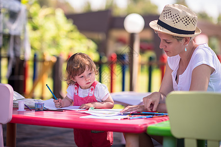 3d画妈妈和小女儿 画了一幅色彩多彩的照片阳光蜡笔幸福父母活动孩子幼儿园学校乐趣艺术家背景