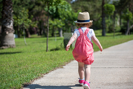 小女孩在夏天公园跑来跑去团队喜悦孩子帽子闲暇朋友们幸福快乐乐趣微笑图片
