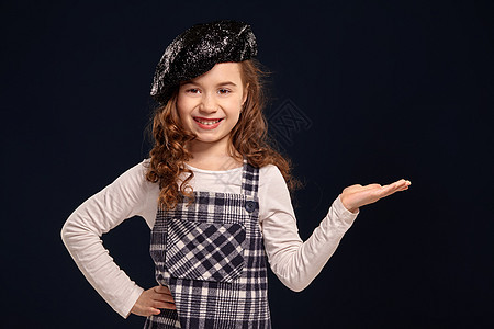 时髦的黑发小子在演播室表演 黑人背景 儿童时尚帽子工作室裙子乐趣快乐童年衬衫女性女孩头发图片