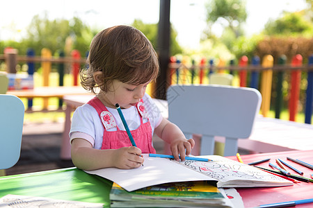 小女孩画着色彩多彩的图片乐趣喜悦艺术幸福时间活动教育阳光辫子孩子图片