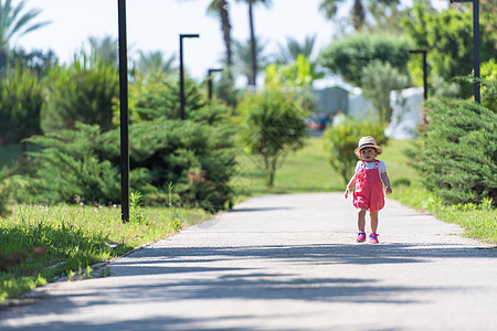 小女孩在夏天公园跑来跑去团队女孩微笑女性跑步孩子乐趣友谊童年幼儿园图片