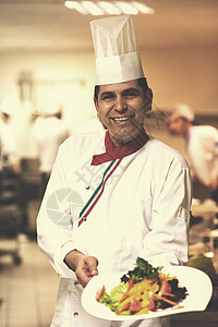厨师展示一盘美味的饭菜美食工作餐厅烹饪男人快乐职业食物膳食男性图片