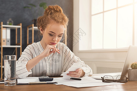 认真的女商务人士阅读检查图片