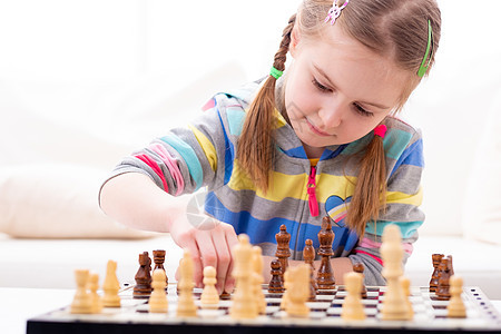 玩象棋的可爱小女孩教育姐姐女性学习女孩孩子房子房间女儿闲暇图片