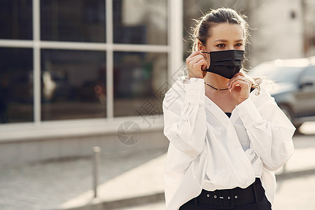 戴面具的妇女站在街上成人治疗黑发感染危险衬衫黑色细菌白色女性图片